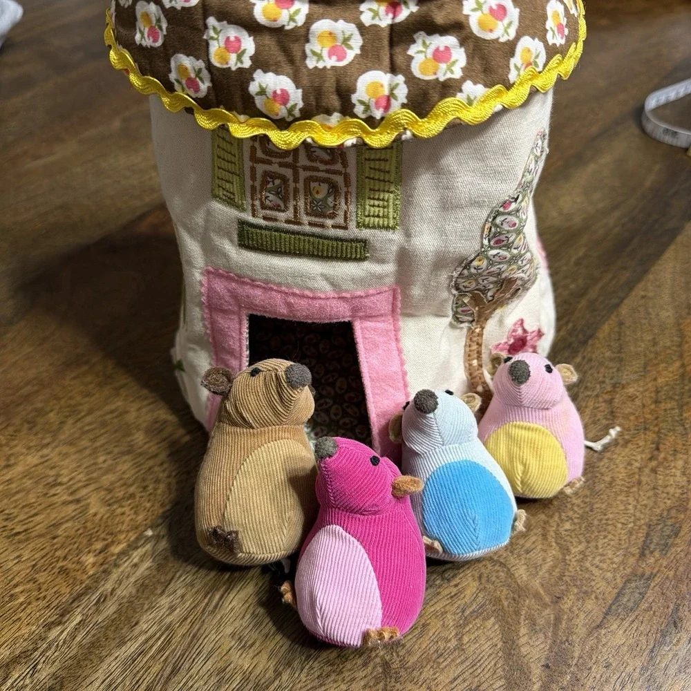 Pottery Barn Mouse House With 4 Mice Fabric Rare Dollhouse